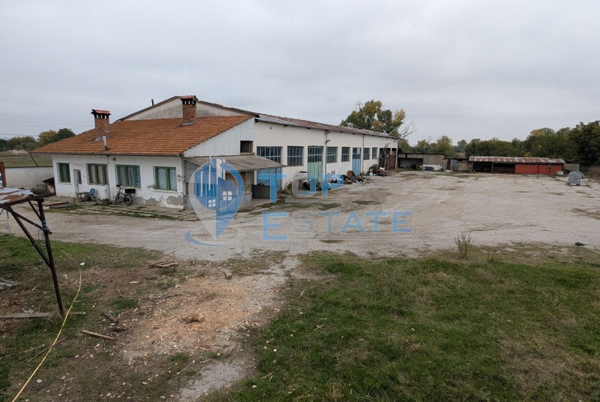 Стопански двор с жилищна част в покрайнините на село Ресен, област Велико Търново - 0