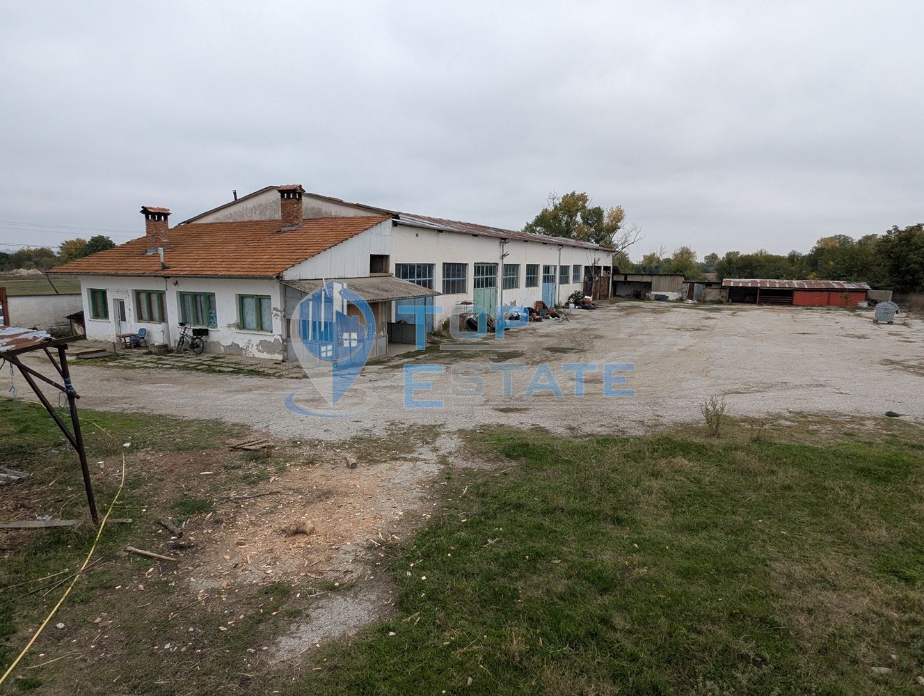 Стопански двор с жилищна част в покрайнините на село Ресен, област Велико Търново - 0