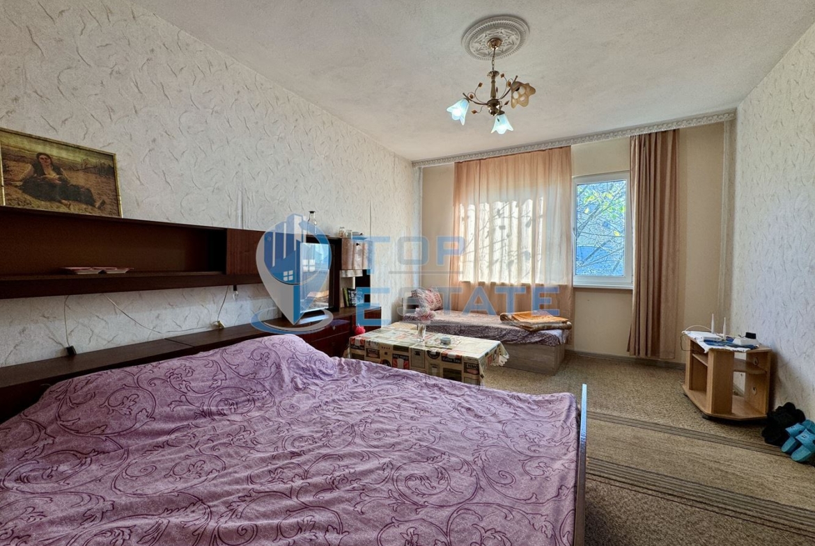 Тристаен панелен апартамент в кв. Зона Б, град Велико Търново. - 0