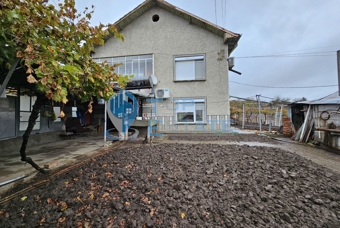 Двуетажна тухлена и обзаведена къща в село Хаджидимитрово - 0