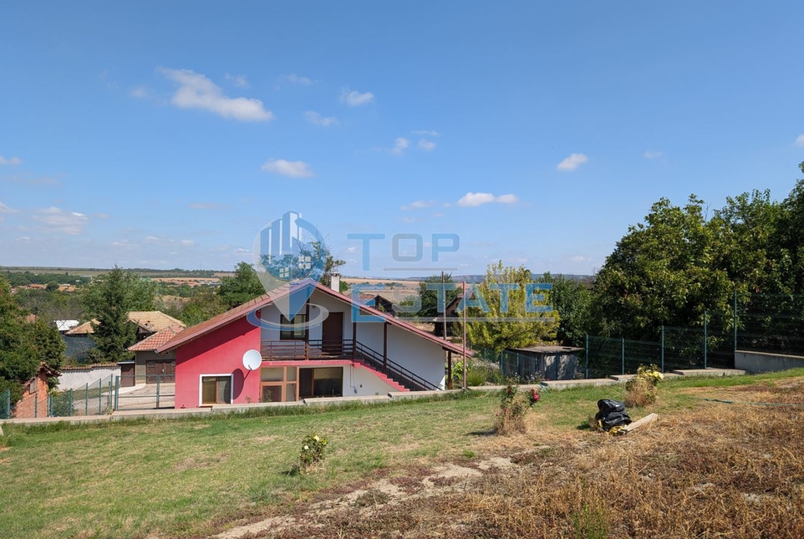 Масивна двуетажна къща в село Караисен - 0