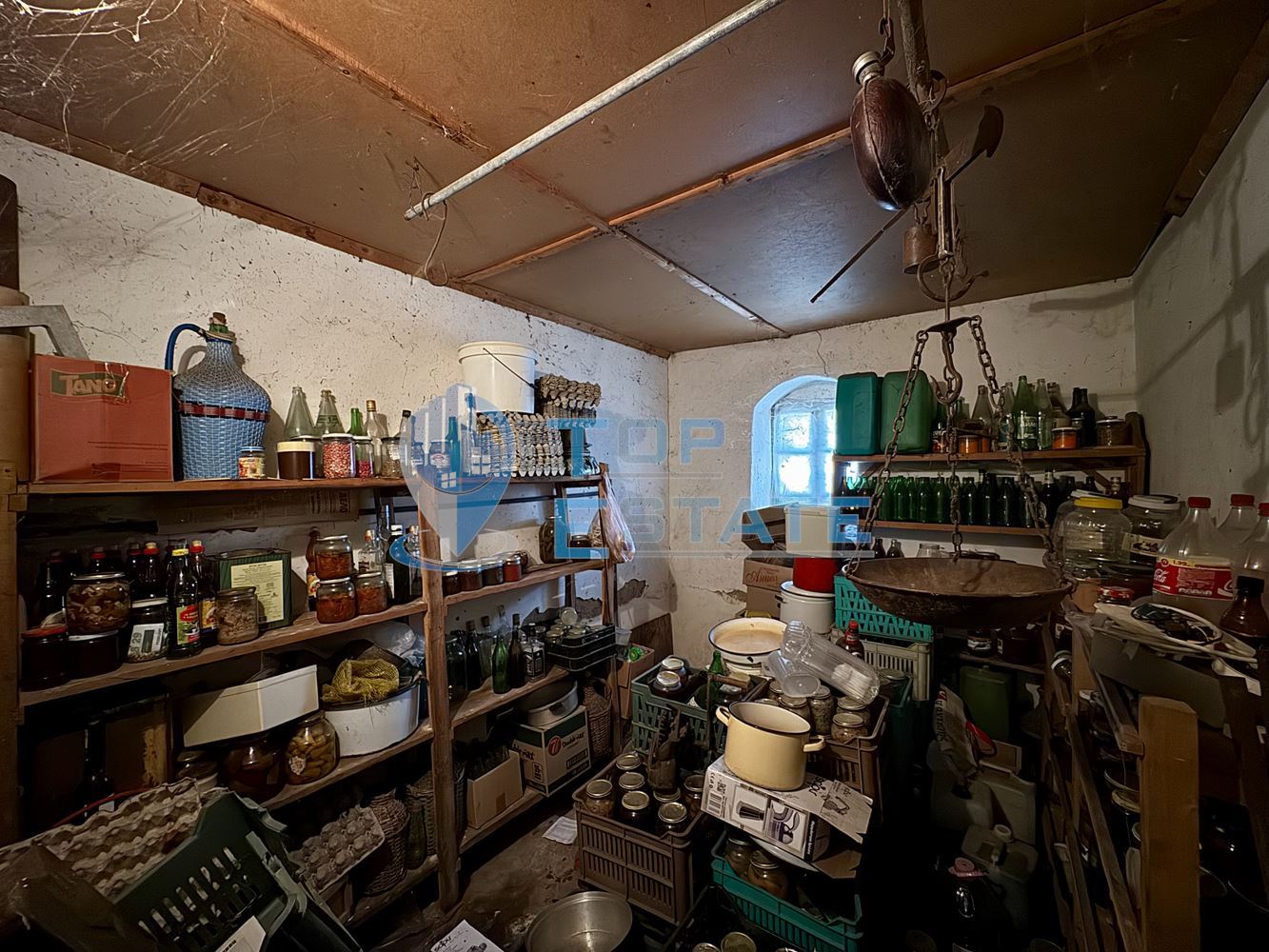 Тухлена къща с кладенец и голям двор в село Александрово, област Велико Търново - 0