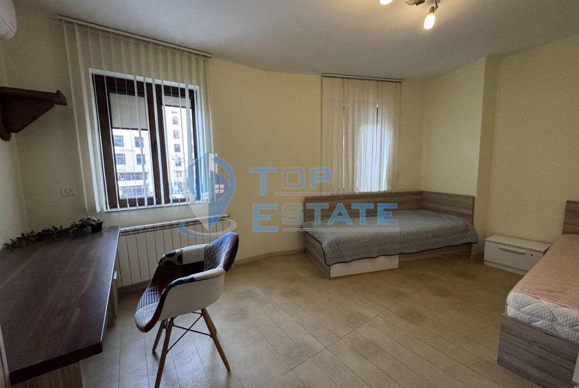 Обзаведен тристаен апартамент под наем с две спални в центъра, град Велико Търново - 0