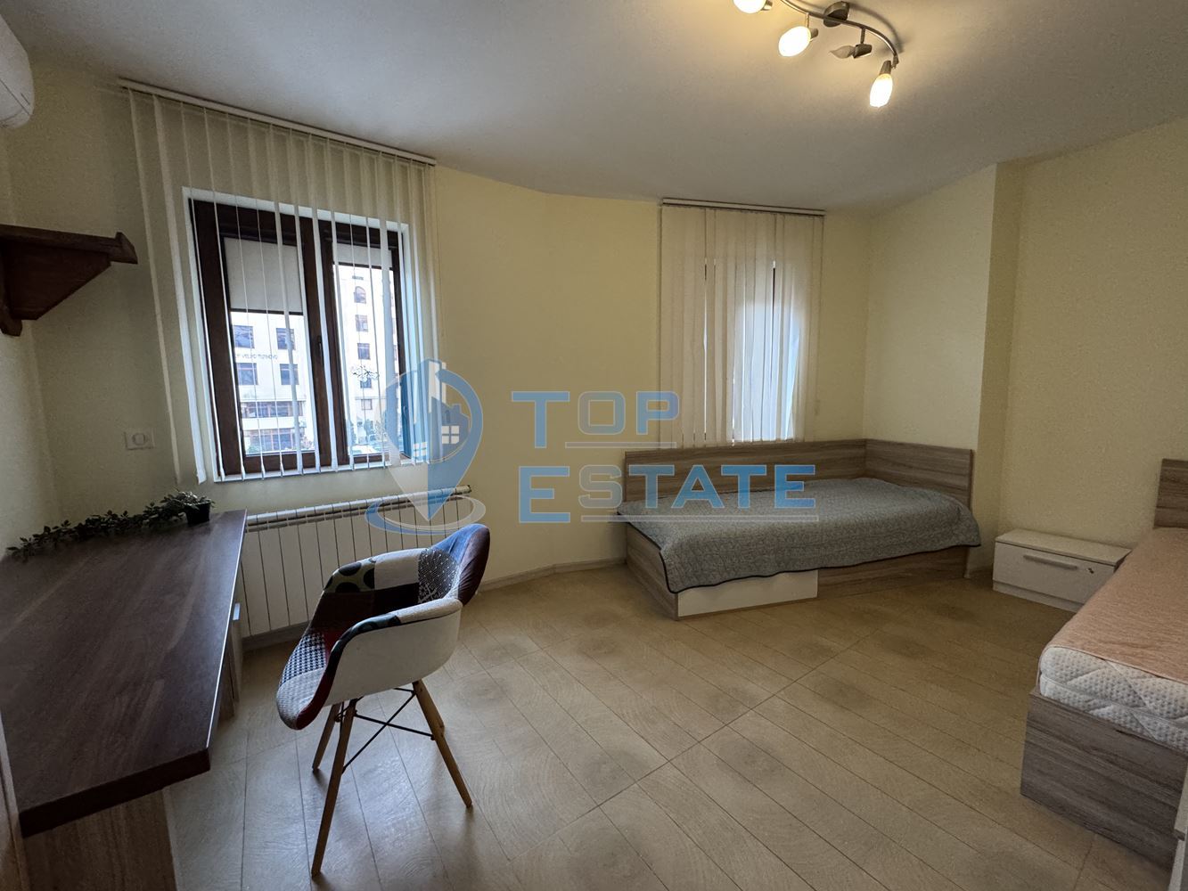 Обзаведен тристаен апартамент под наем с две спални в центъра, град Велико Търново - 0