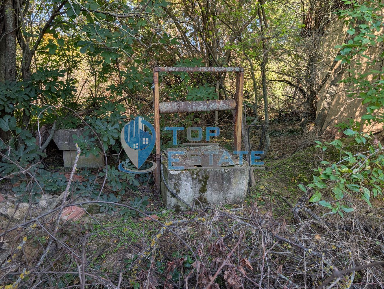Двуетажна къща с голям двор и кладенец в село Сломер - 0