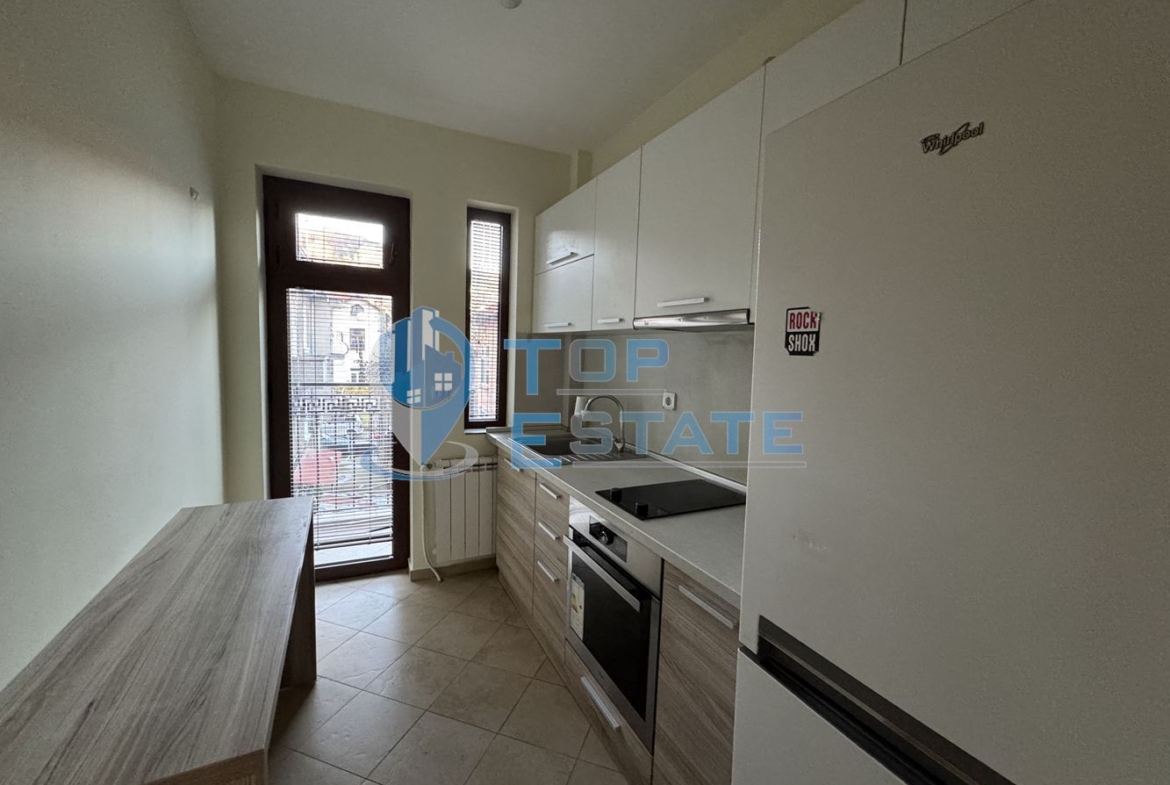 Обзаведен тристаен апартамент под наем с две спални в центъра, град Велико Търново - 0