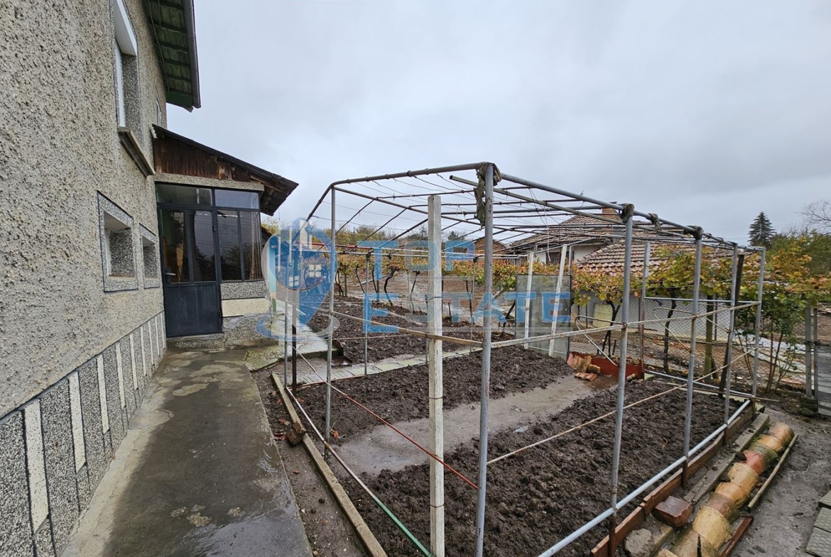 Двуетажна тухлена и обзаведена къща в село Хаджидимитрово - 0