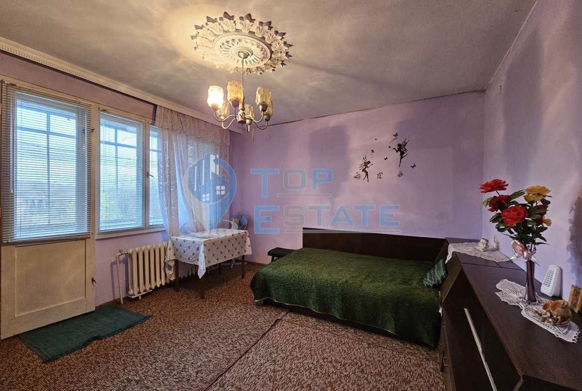 Двуетажна тухлена и обзаведена къща в село Хаджидимитрово - 0