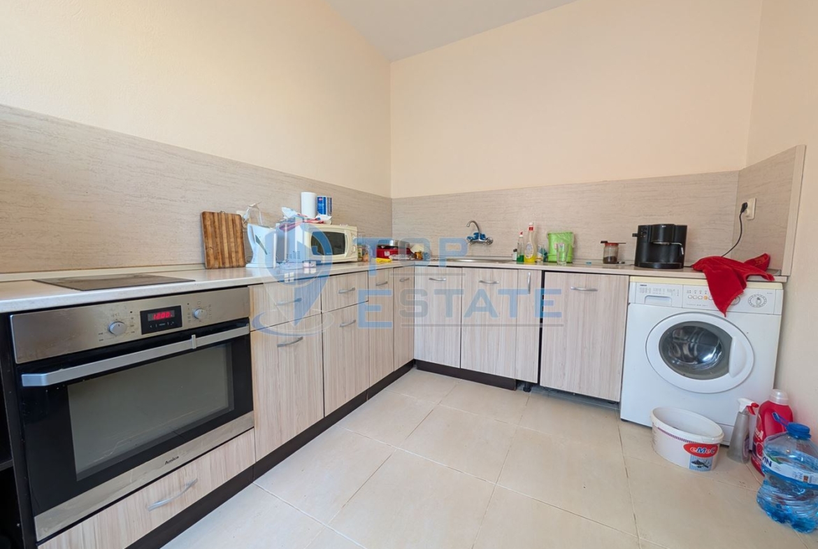 Масивна двуетажна къща в село Караисен - 0