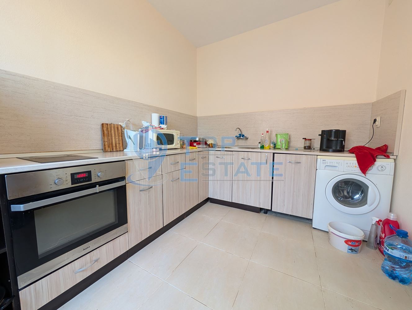 Масивна двуетажна къща в село Караисен - 0