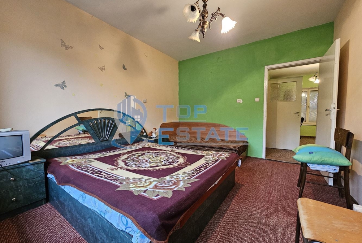 Двуетажна тухлена и обзаведена къща в село Хаджидимитрово - 0