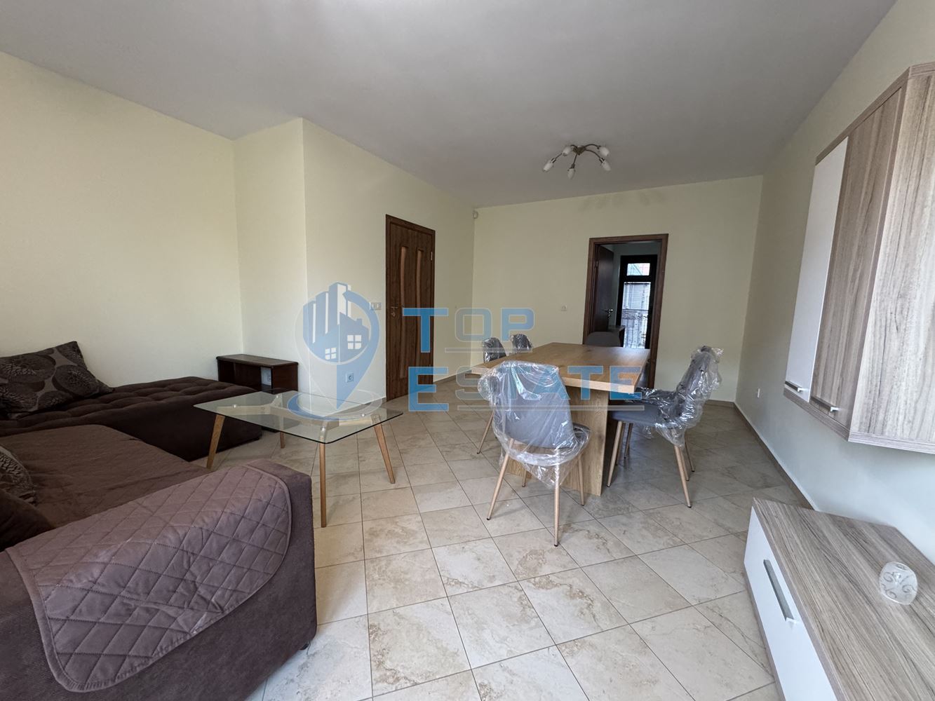 Обзаведен тристаен апартамент под наем с две спални в центъра, град Велико Търново - 0