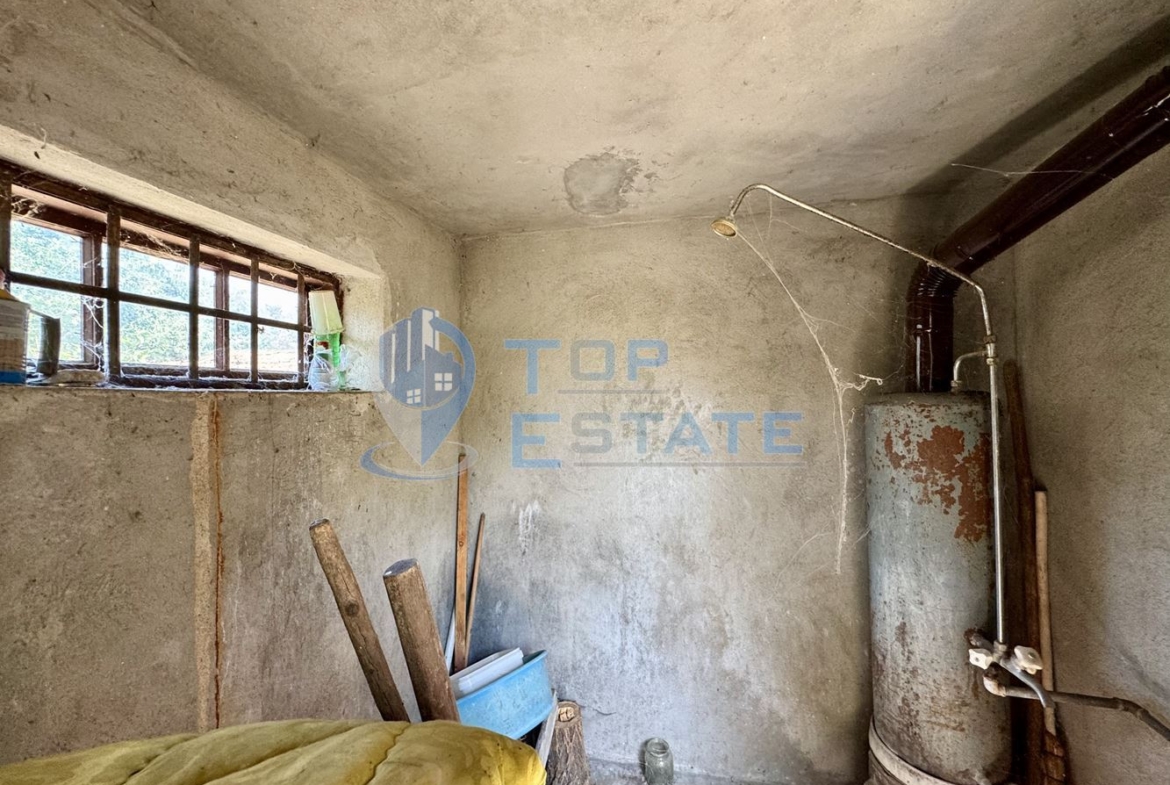 Тухлена къща с кладенец и голям двор в село Александрово, област Велико Търново - 0