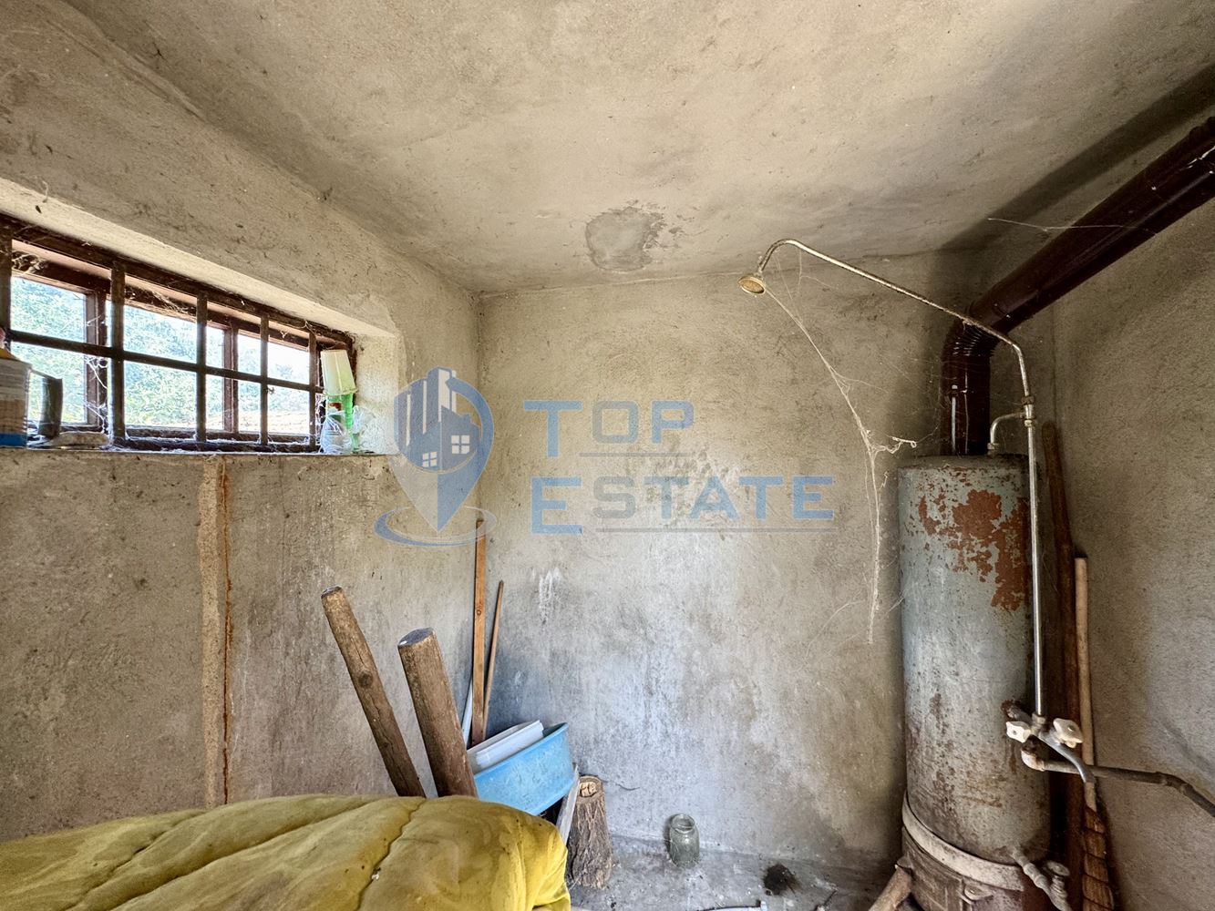 Тухлена къща с кладенец и голям двор в село Александрово, област Велико Търново - 0