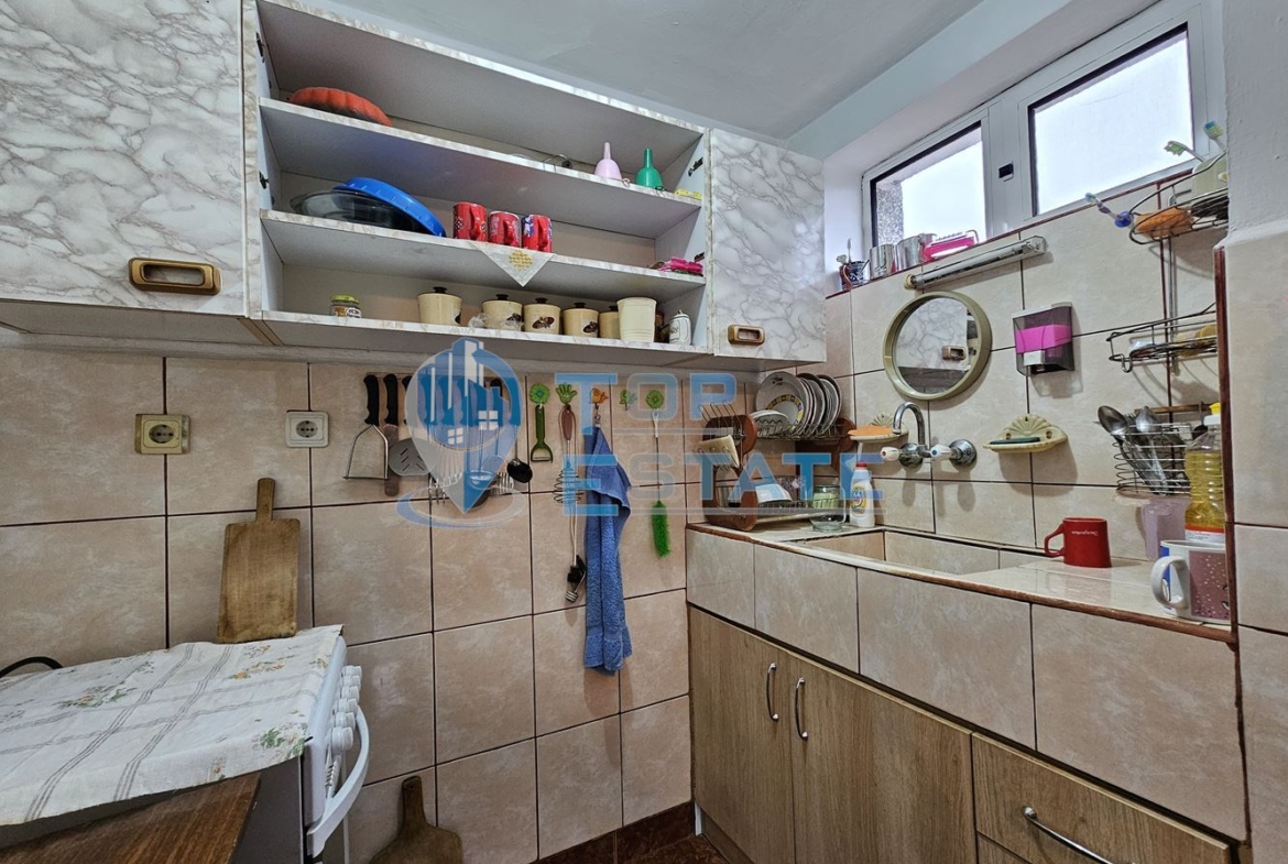 Двуетажна тухлена и обзаведена къща в село Хаджидимитрово - 0