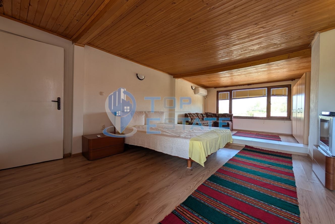 Масивна двуетажна къща в село Караисен - 0