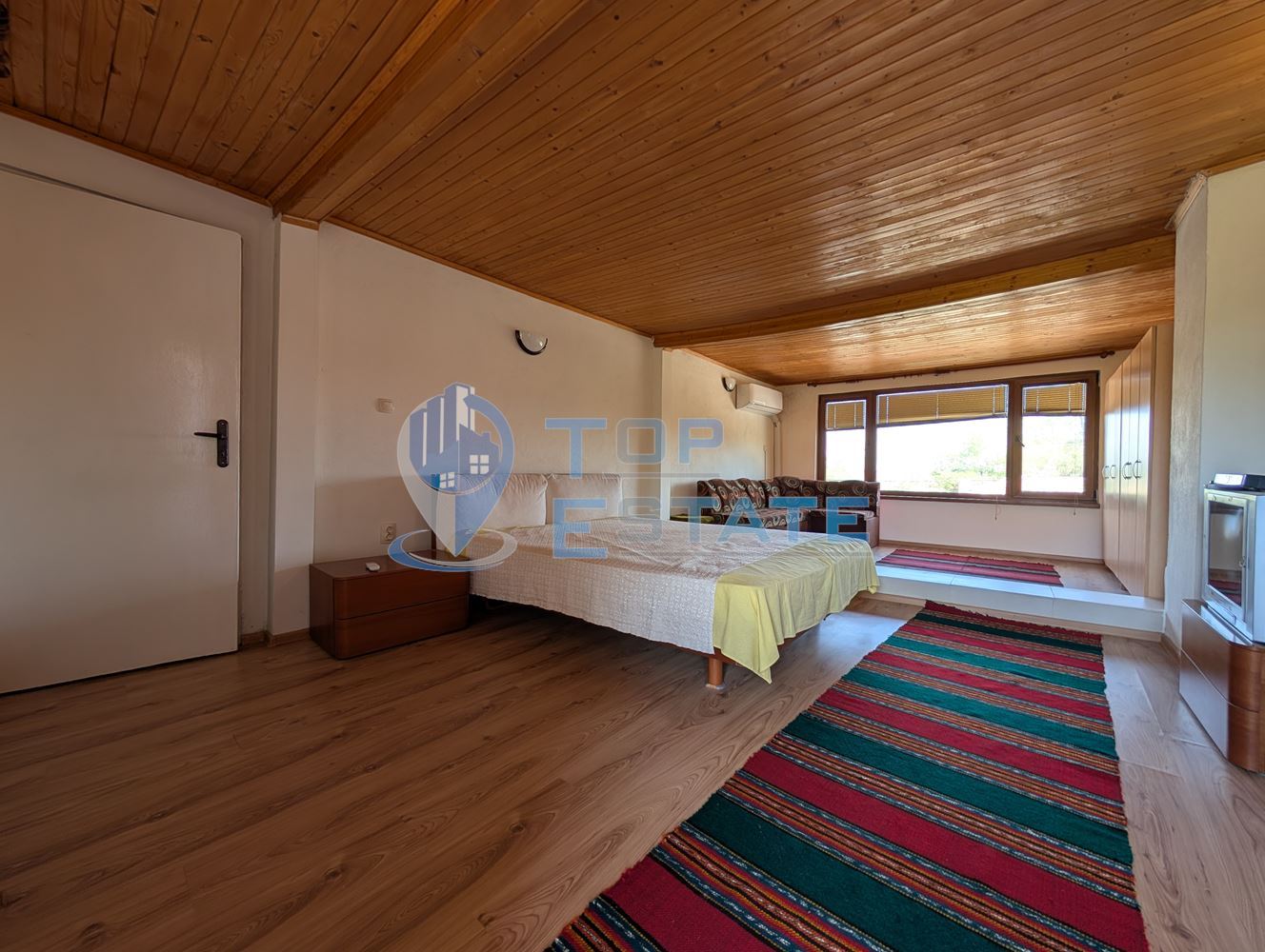 Масивна двуетажна къща в село Караисен - 0