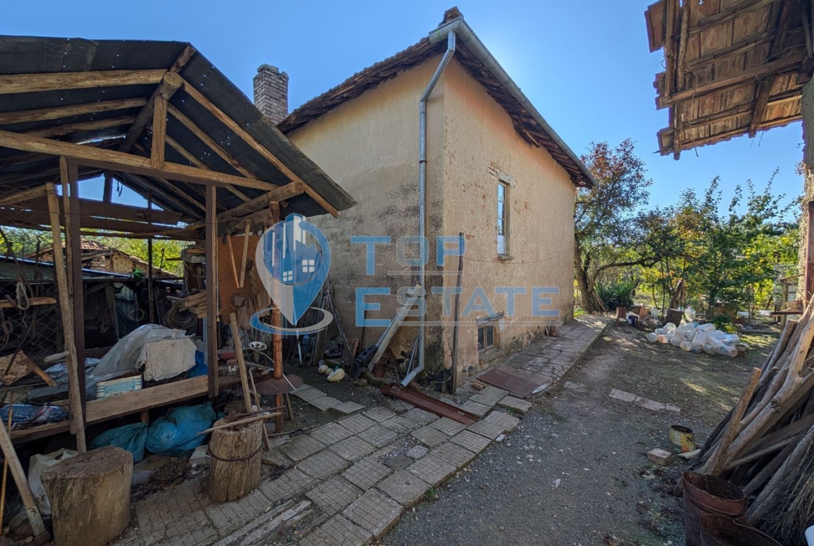 Двуетажна къща с голям двор и кладенец в село Сломер - 0