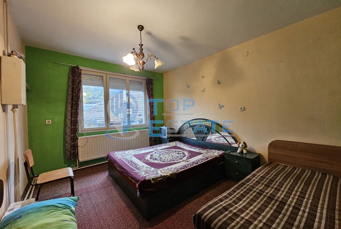 Двуетажна тухлена и обзаведена къща в село Хаджидимитрово - 0