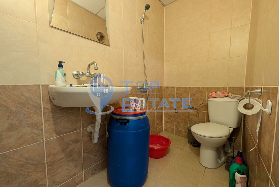 Масивна двуетажна къща в село Караисен - 0