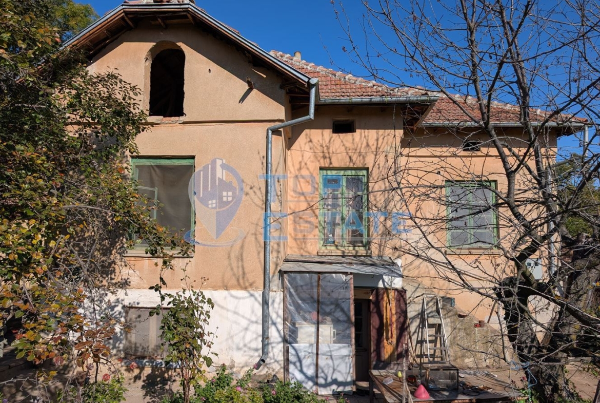 Двуетажна къща с голям двор и кладенец в село Сломер - 0