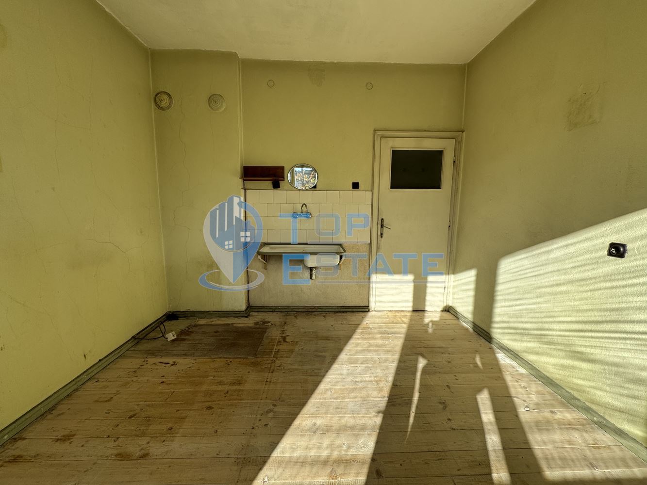 Тристаен тухлен апартамент с гараж кв. Акация, град Велико Търново-0 Тристаен тухлен апартамент с гараж кв. Акация, град Велико Търново - 0