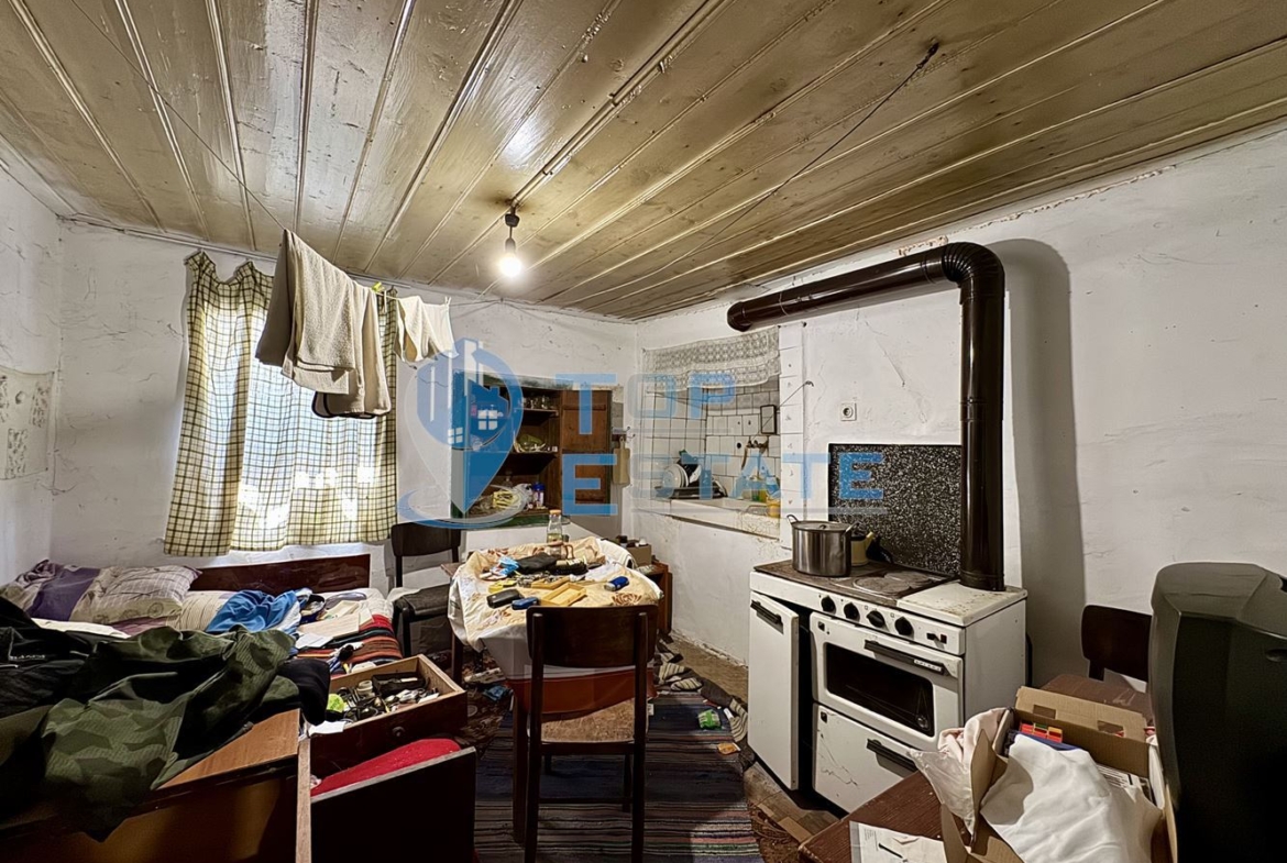 Тухлена къща с кладенец и голям двор в село Александрово, област Велико Търново - 0