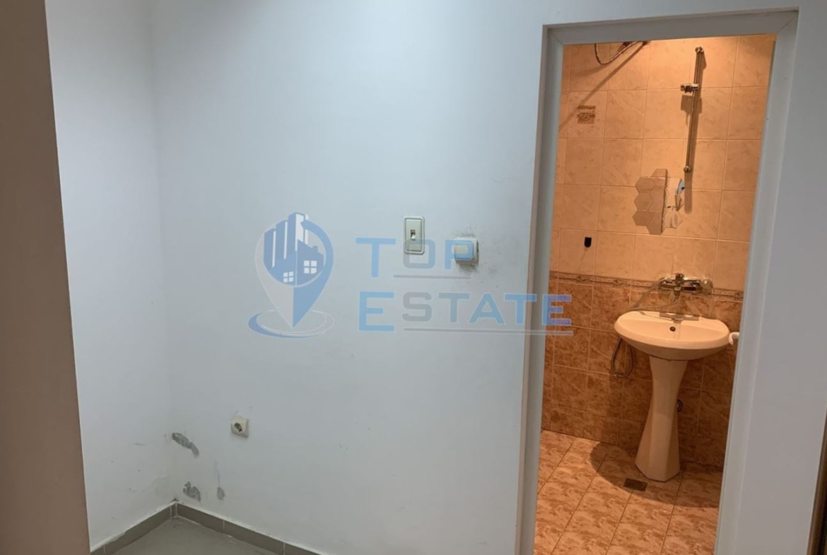 Търговско помещение в централната част на град Велико Търново. - 0