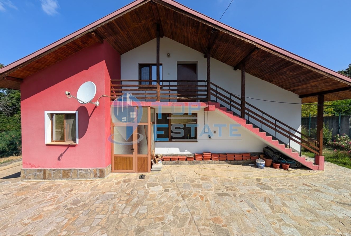 Масивна двуетажна къща в село Караисен - 0