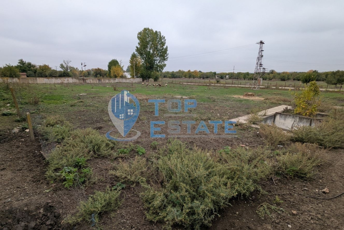 Стопански двор с жилищна част в покрайнините на село Ресен, област Велико Търново - 0