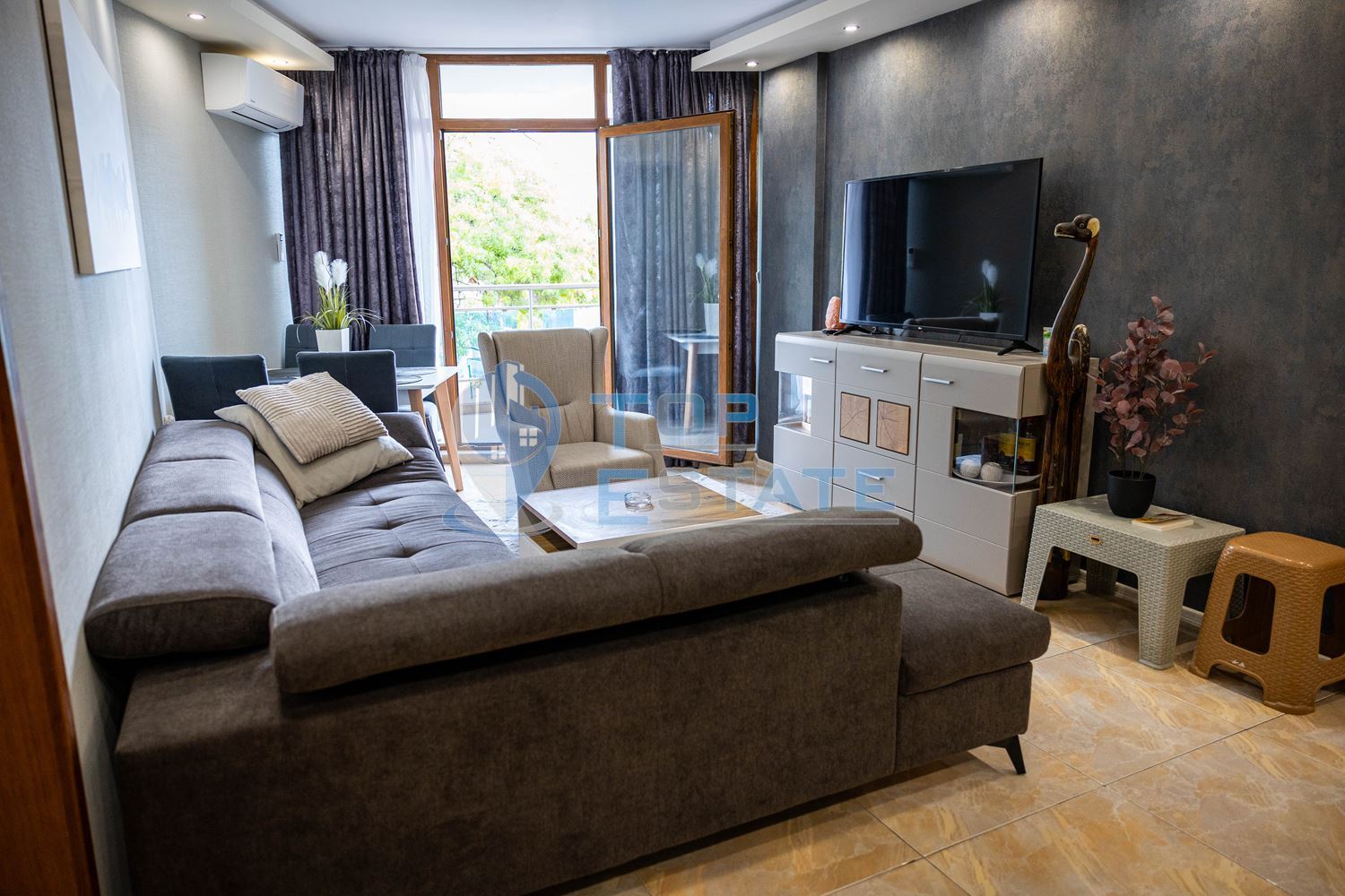 Тристаен обзаведен апартамент на първа линия в хотелски комплекс в к. к Слънчев бряг - 0