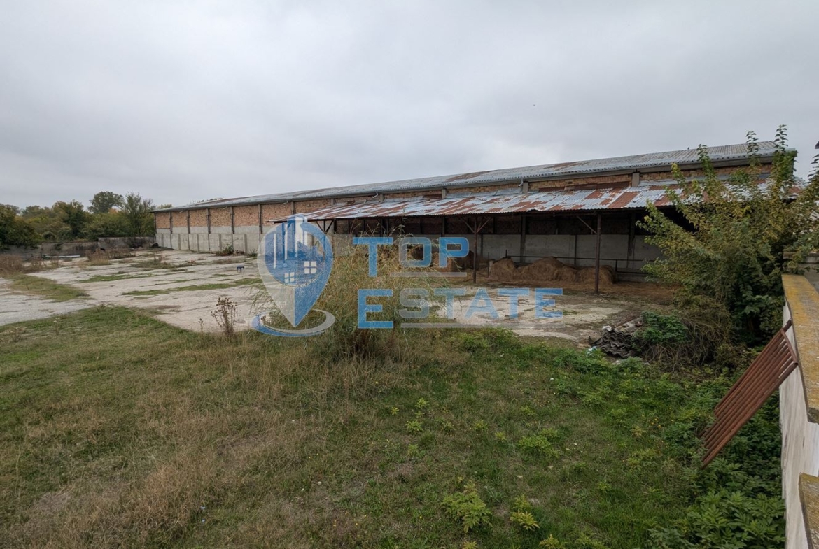 Стопански двор с жилищна част в покрайнините на село Ресен, област Велико Търново - 0