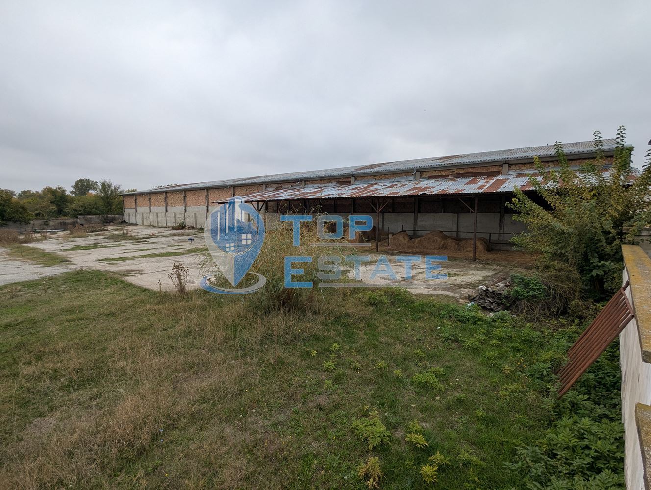 Стопански двор с жилищна част в покрайнините на село Ресен, област Велико Търново - 0