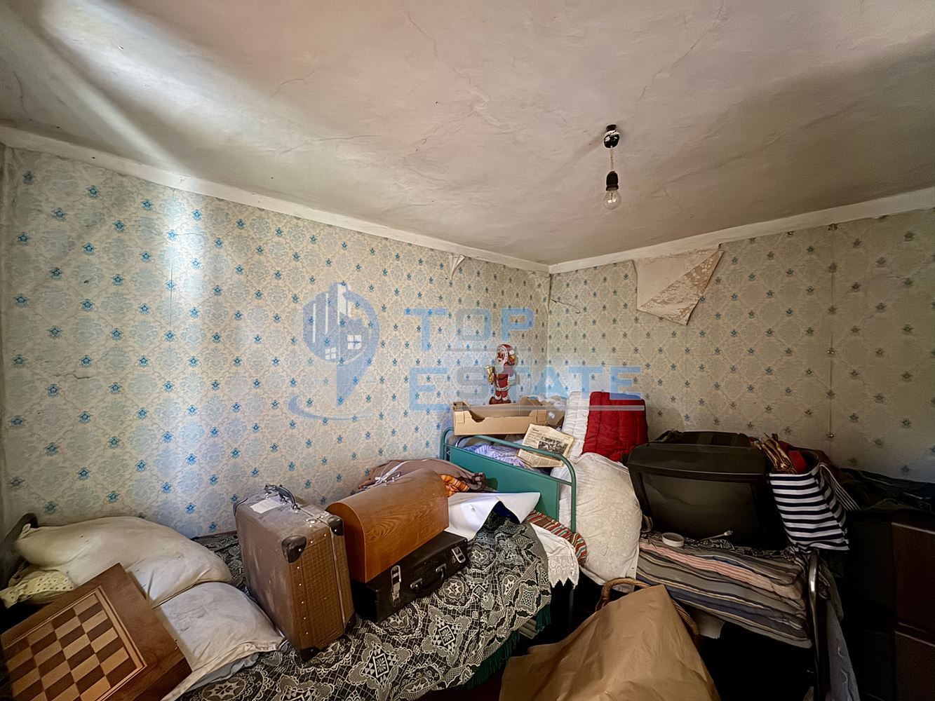 Тухлена къща с кладенец и голям двор в село Александрово, област Велико Търново - 0