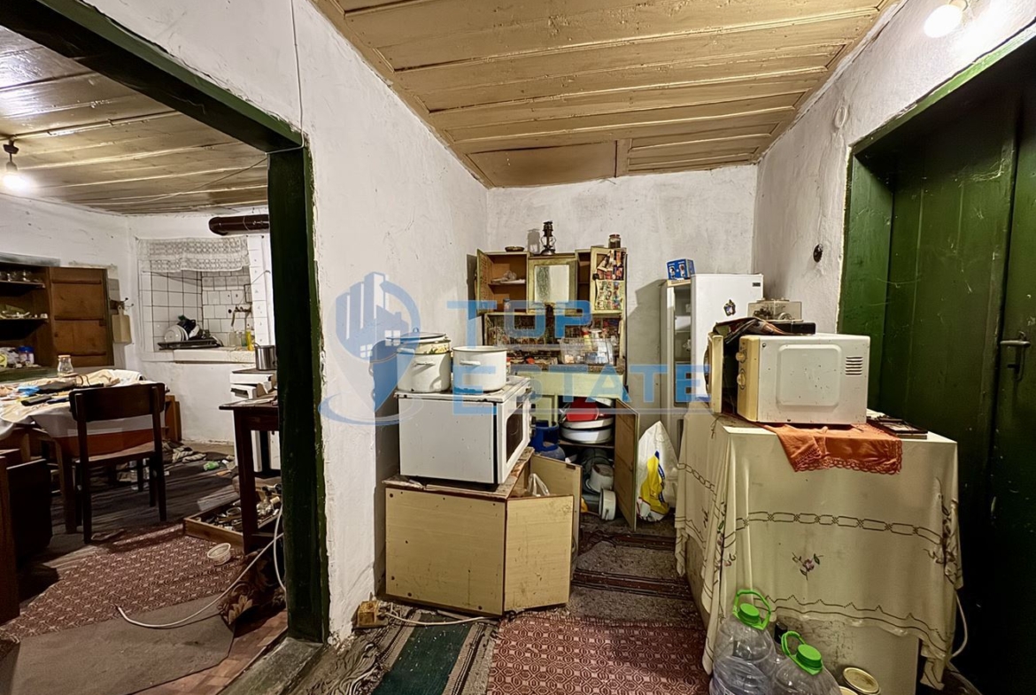 Тухлена къща с кладенец и голям двор в село Александрово, област Велико Търново - 0