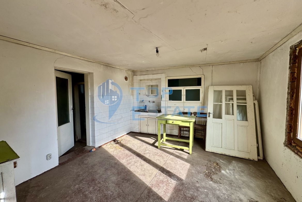 Тухлена къща с кладенец и допълнителна постройка в село Долна Липница, област Велико Търново - 0