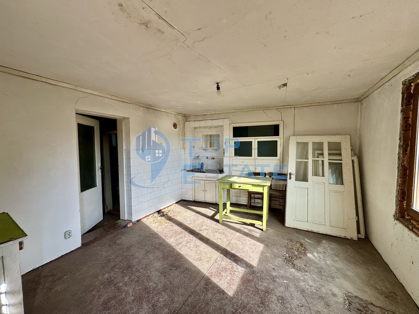 Тухлена къща с кладенец и допълнителна постройка в село Долна Липница, област Велико Търново - 0