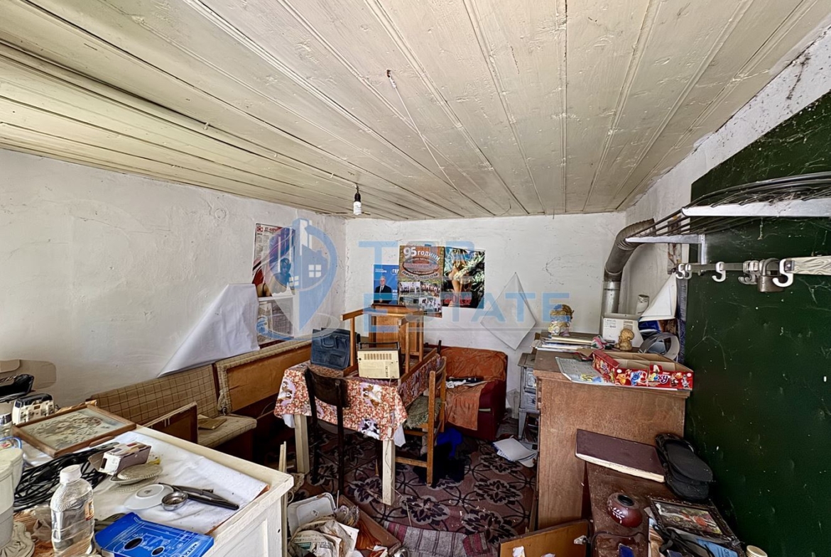 Тухлена къща с кладенец и голям двор в село Александрово, област Велико Търново - 0