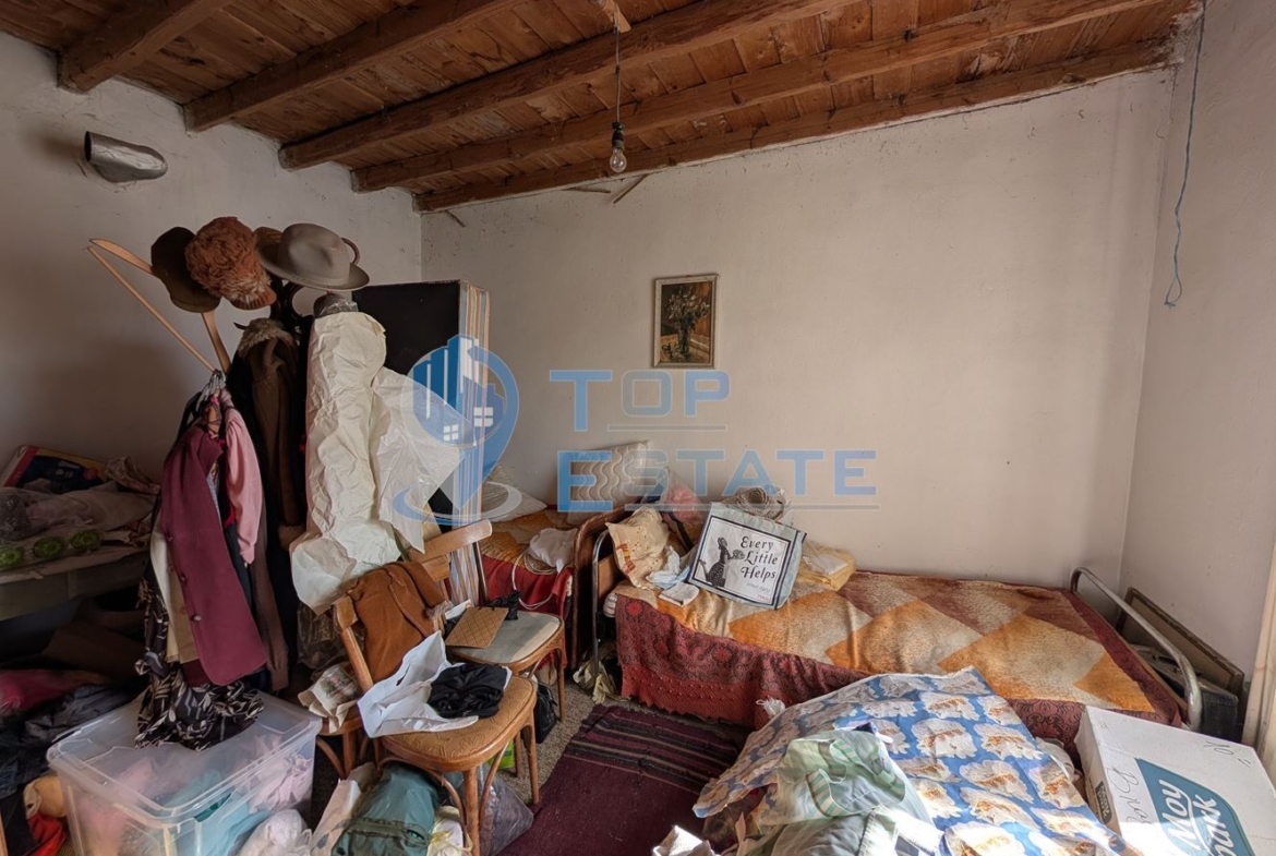 Двуетажна къща с голям двор и кладенец в село Сломер - 0