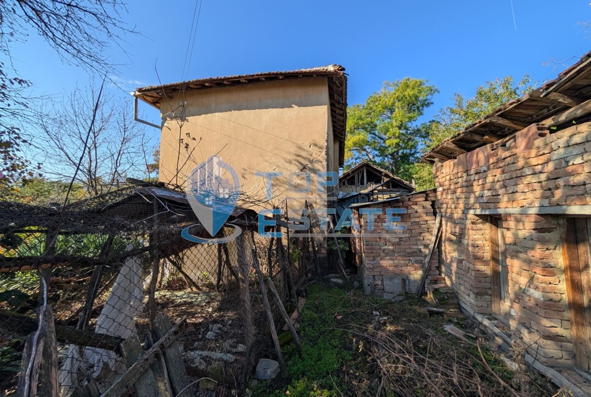 Двуетажна къща с голям двор и кладенец в село Сломер - 0