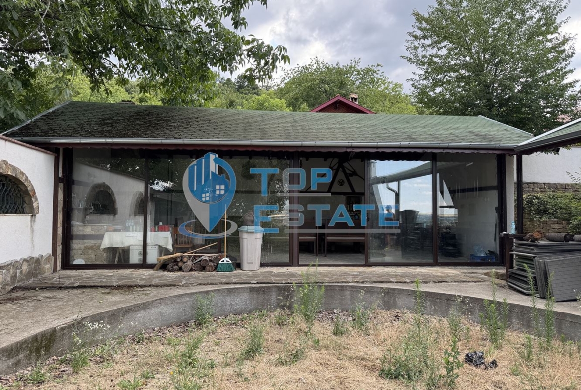 Къща с панорамна гледка във вилната зона на между град Бяла Черква и село Вишовград, област Велико Търново - 0