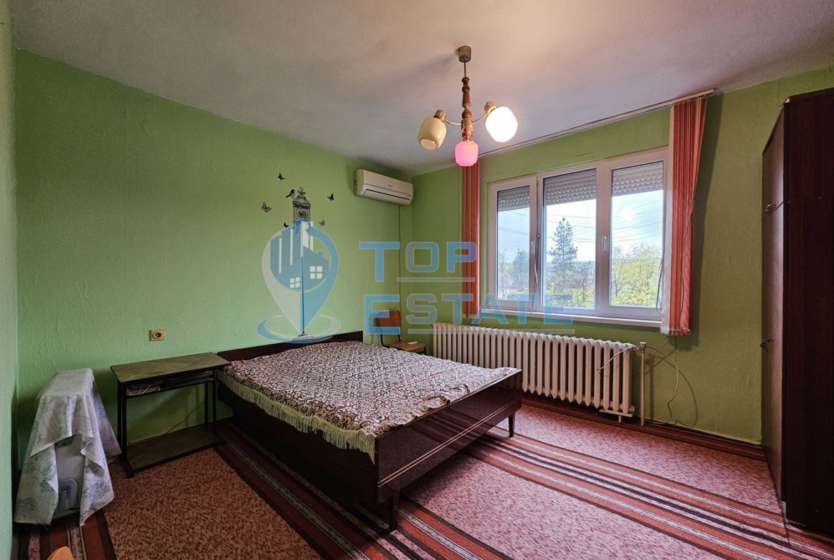 Двуетажна тухлена и обзаведена къща в село Хаджидимитрово - 0