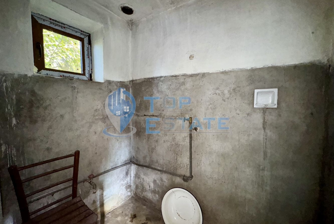 Тухлена къща с кладенец и допълнителна постройка в село Долна Липница, област Велико Търново - 0