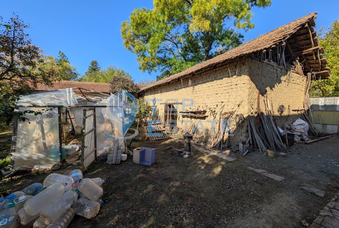 Двуетажна къща с голям двор и кладенец в село Сломер - 0