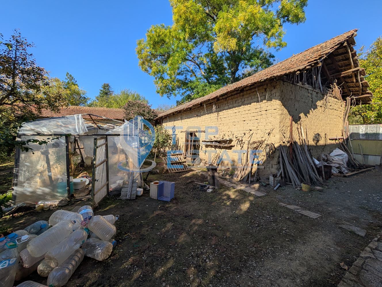 Двуетажна къща с голям двор и кладенец в село Сломер - 0