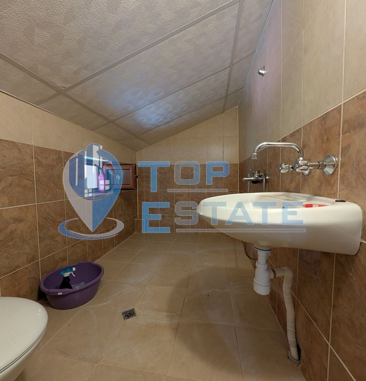 Масивна двуетажна къща в село Караисен - 0