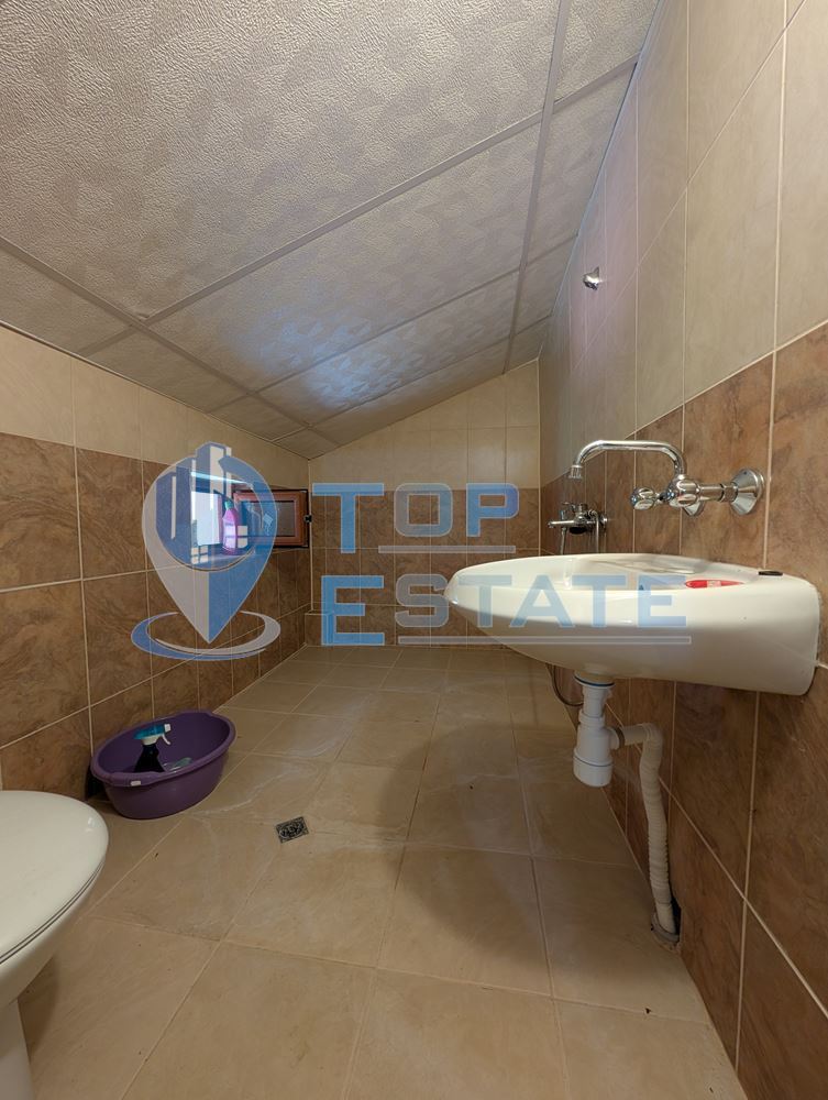 Масивна двуетажна къща в село Караисен - 0