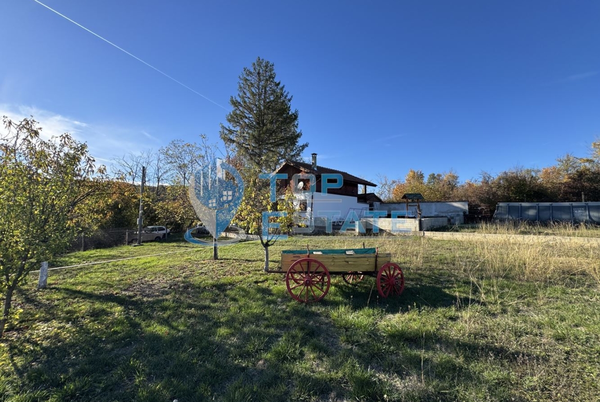 Двуетажна вила с красива гледка във вилна зона на град Дряново - 0