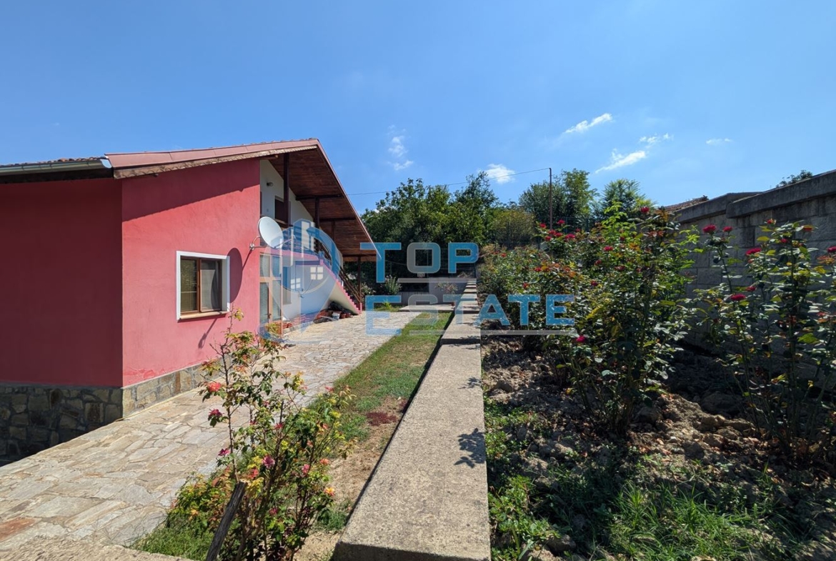 Масивна двуетажна къща в село Караисен - 0