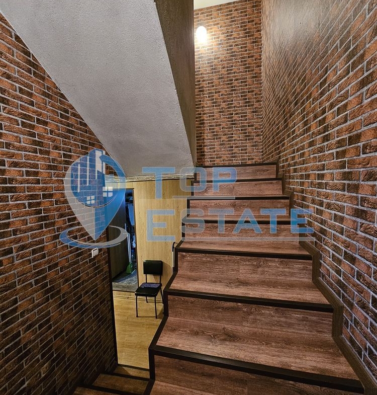 Двуетажна тухлена и обзаведена къща в село Хаджидимитрово - 0